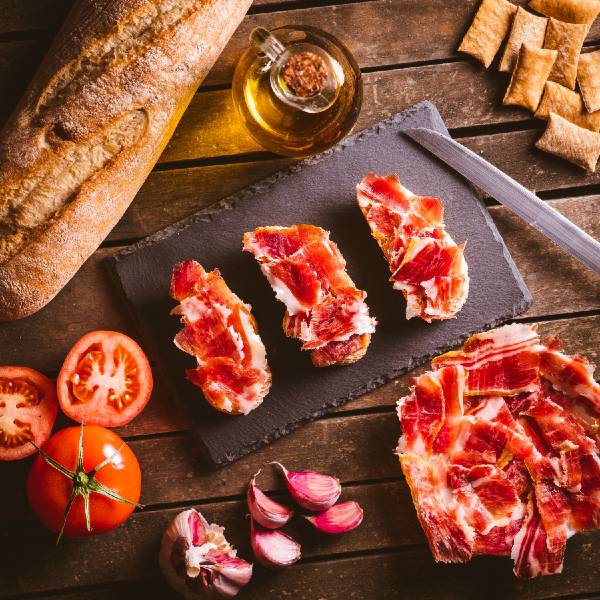 Maestro Jamonero cutting Jamón Pata Negra